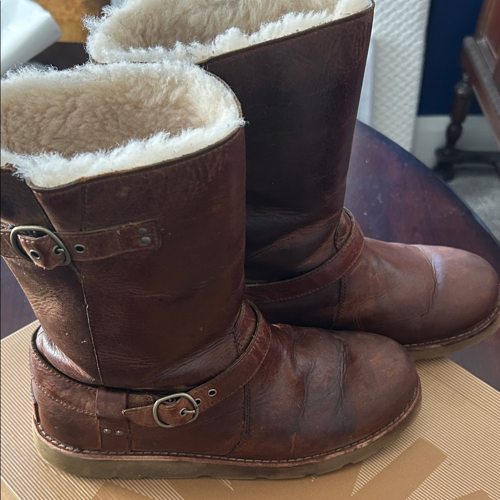UGG.  W Noira style. Size 9 women’s boot brown